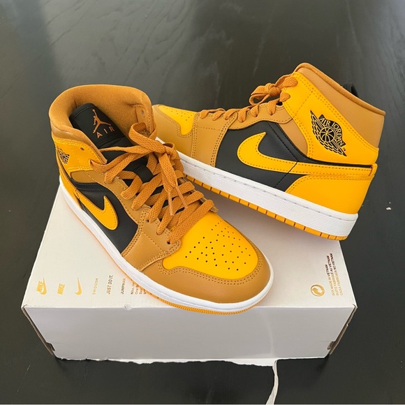 ✔️EUC✔️ NIKE Air Jordan 1 Mid Chutney Taxi - Picture 4 of 11